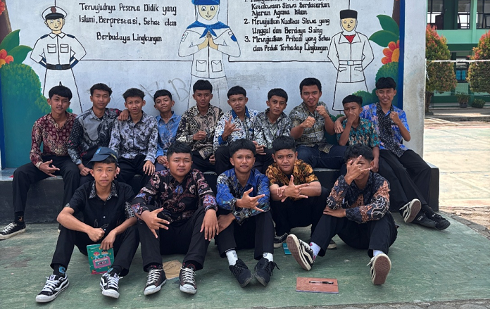 KENAKAN BATIK, WARGA MTSN 7 KUNINGAN RAYAKAN WARISAN BUDAYA BANGSA